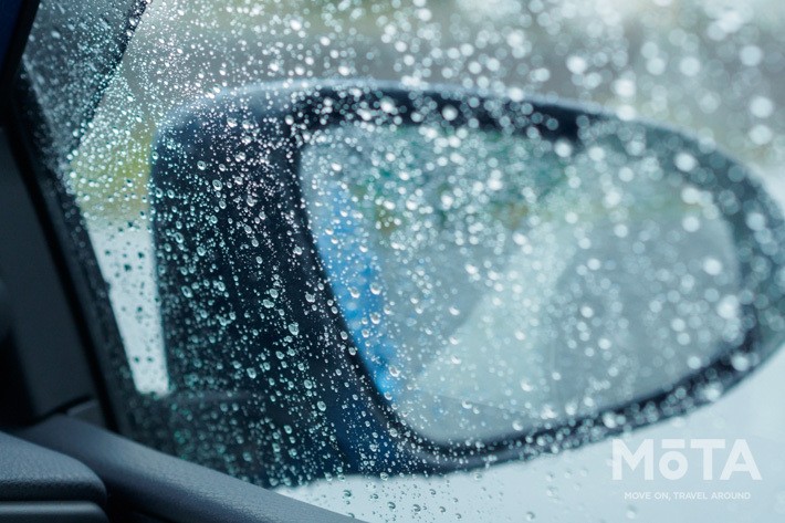 雨の日のデートでもクルマなら快適に移動できる