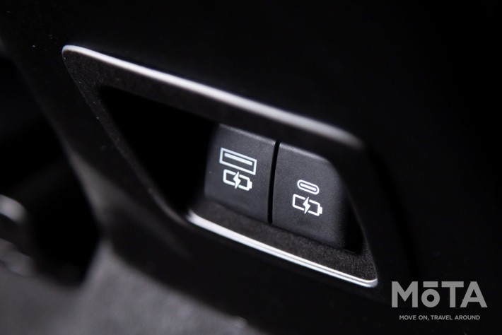 新型カローラクロスの後席にはタイプAとタイプCそれぞれの充電ポートを設置。ハリアーはタイプAが2つ備わる