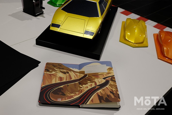 ランボルギーニのモレスキンノートが登場｜ウラカンEVOの旅物語がイラストに！