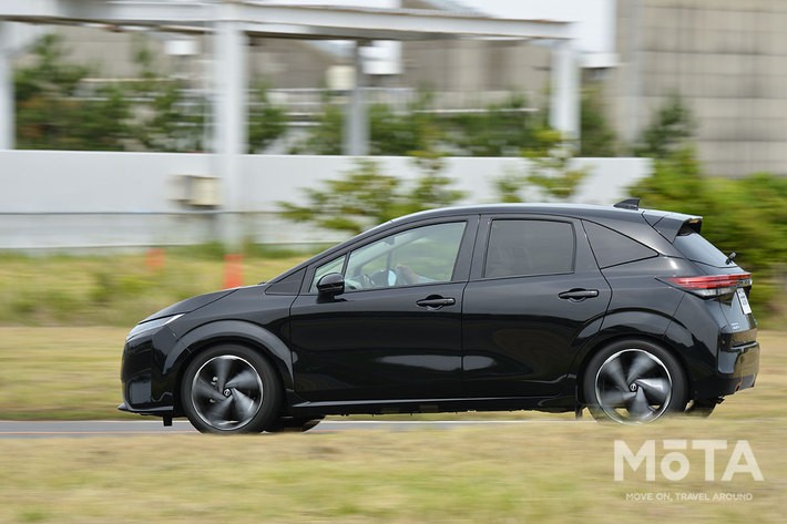 ただの雪国仕様にあらず ノート オーラ E Power 4wd はffモデルよりも安定感を増しコーナリングも楽しめる万能マシンになった 話題を先取り 新型車解説21 Mota