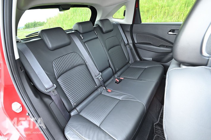 日産 新型ノート オーラの後席