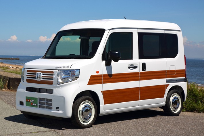 気軽に乗れて“一人旅”や”女子キャン”にオススメ! リアルウッド内装が魅力の軽キャンパー「RETREAT MINI(リトリート ミニ)」/ダイレクトカーズ【Vol.17】
