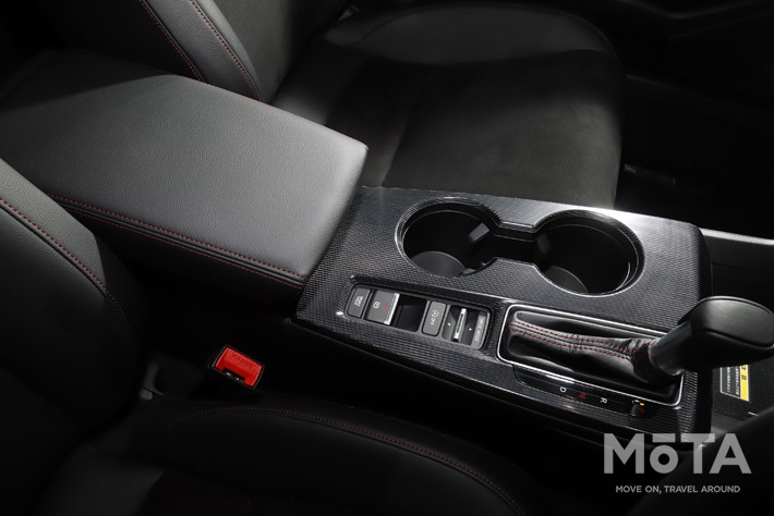 対してCVTモデルのアームレストは一般的な長方形となる