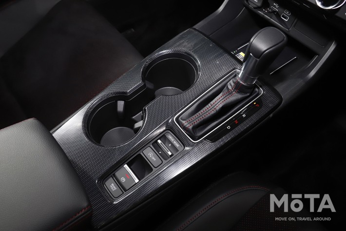 対してCVTモデルはドライバー側に配置されている