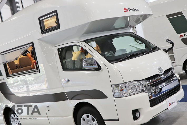 大人気のハイエースに巨大なキャビンをドッキング！ 理想的なキャンピングカー「ファンルーチェ」の広大な室内空間に圧倒！【東京キャンピングカーショー2021】