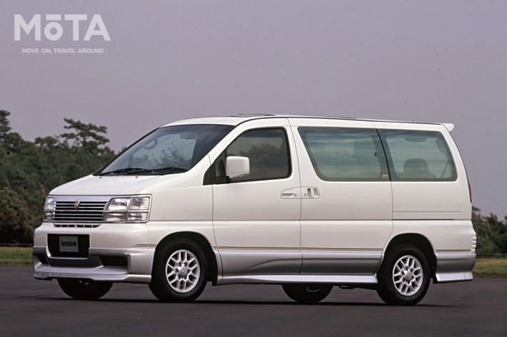 1997年、ラルゴの後継車として登場した初代「日産 エルグランド」は高級ミニバンという新しい市場を開拓し一躍大ヒット作に