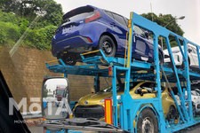積載車に積まれ陸送中の「トヨタ 新型アクア」（2代目モデル）[2021年7月19日発売予定]