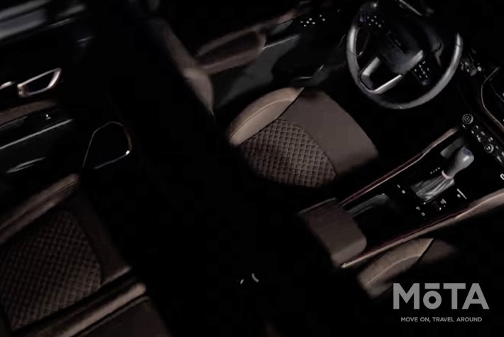 フル液晶メーター。そしてインパネ中央には大画面モニターが備わる見込みだ