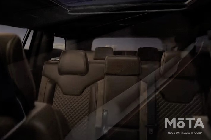 2列目シートは3人掛けのベンチシートタイプとなる。ちなみに2列目シートは電動リクライニング機構などが備わる見込み