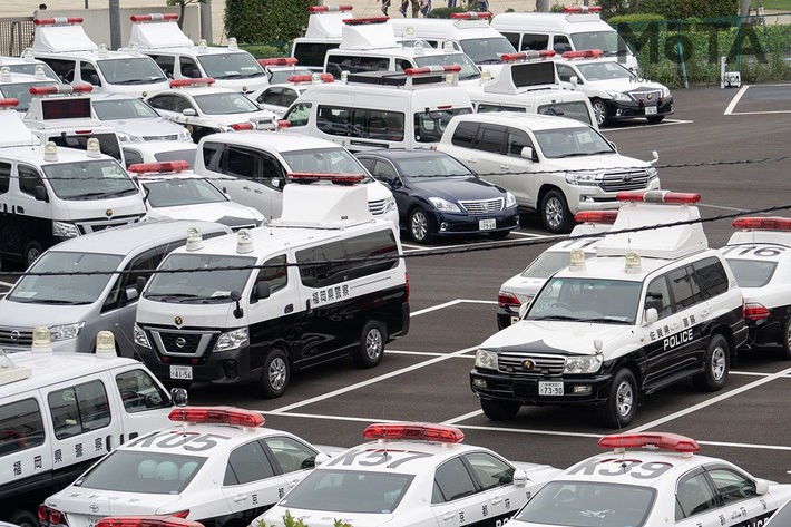 クラウンやキャラバンに混じり、四輪駆動車「トヨタ ランドクルーザー200」の警察車両の姿も見える