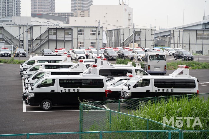 奥に見えるプレハブの建物が機動隊員らの宿舎となっているようだ