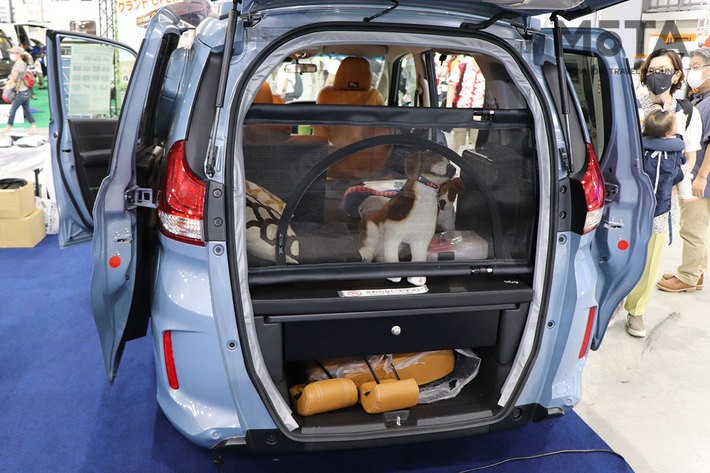 ペットと車中泊 愛犬家必見のホンダ フリード キャンピングカー仕様 その名も ドッグラバー 画像ギャラリー No 1 話題を先取り 新型車解説21 Mota