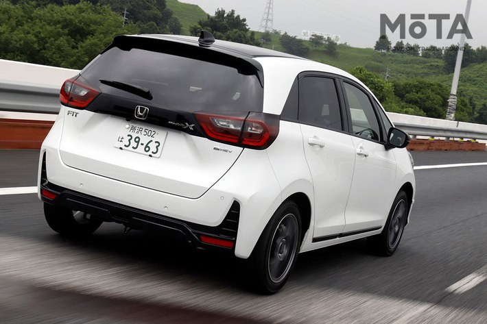 見た目はシンプルなデザインのホンダ フィット e:HEV モデューロX