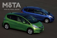 2代目 ホンダ フィット（手前「フィット ハイブリッド」／奥「フィット 13G」（ガソリンモデル））[2010年10月8日マイナーチェンジ]