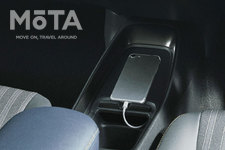 トヨタ 新型アクア（2代目） Z（2WD／内装色：コジー[ブラック×ダークネイビー]）スライド式スマホトレイ使用イメージ＜オプション装着車＞[2021年7月19日発売]