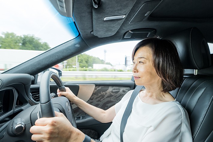 LSの広い車内は適度な距離感があり、運転席と後席でそれぞれ別の世界に没頭できる