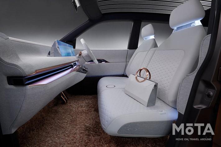 コンパクトな軽ながら、省スペースなEV専用設計ゆえフラットな床面を実現させている