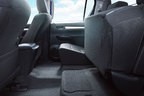 トヨタ ハイラックス Z　6:4分割式チップアップリアシート（片側チップアップ状態）[2017年9月12日フルモデルチェンジ]