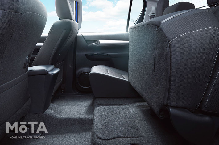 トヨタ ハイラックス Z　6:4分割式チップアップリアシート（片側チップアップ状態）[2017年9月12日フルモデルチェンジ]