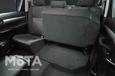 トヨタ ハイラックス Z　6:4分割式チップアップリアシート（片側チップアップ状態）[2017年9月12日フルモデルチェンジ]