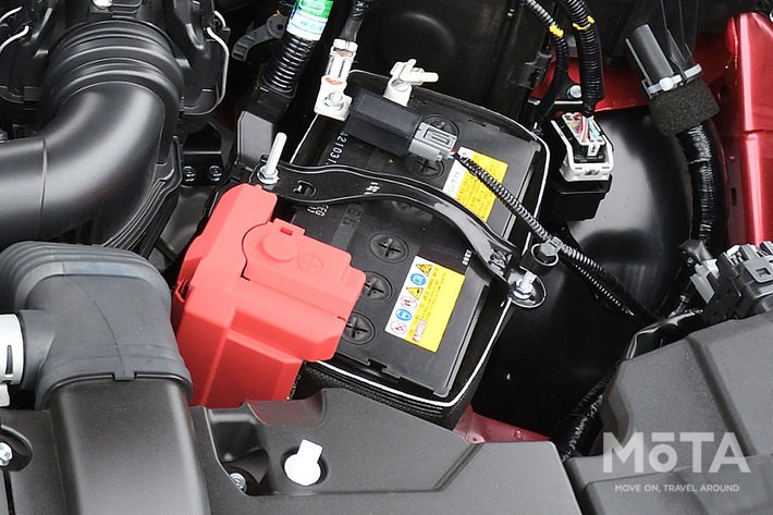 「バッテリー」は車種によって搭載場所は異なるが、多くの場合エンジンルーム内に搭載される
