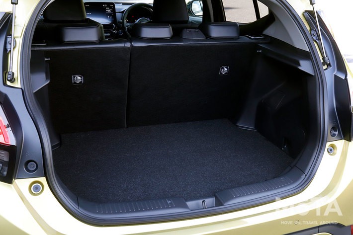 トヨタ 新型アクアの荷室