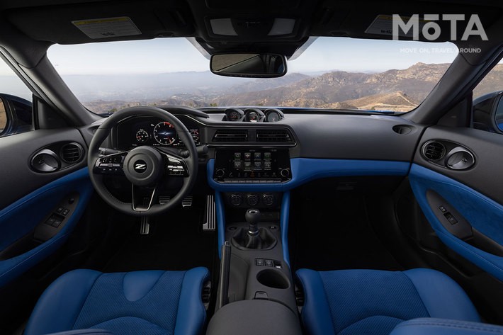ブルー内装の日産 新型フェアレディZ（写真は北米仕様 新型「Z」2023年モデル “Performance”グレード 内装）