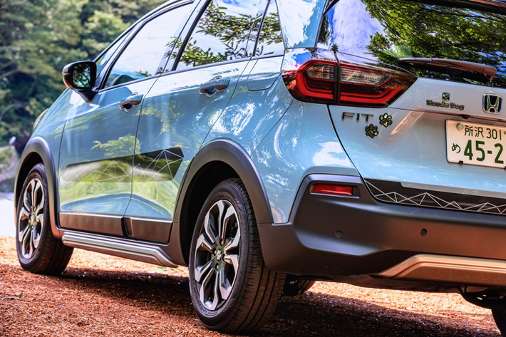 「ペットセンターキャップ」と「ペットエンブレム」を装着すれば肉球デザインでトータルコーディネートも楽しめます！