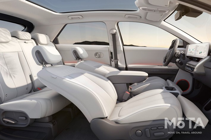 アイオニック5は電気自動車となっており、内装は超ワイドディスプレイを中心にシンプルなデザインとなっている。ちなみに助手席シートには電動オットマンが備わるなど、快適装備も充実している