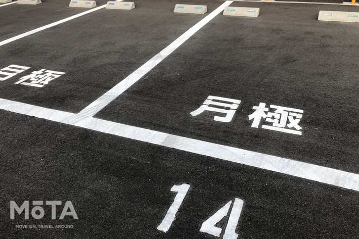 駐車枠の角を目印に入庫するとすんなり駐車しやすい