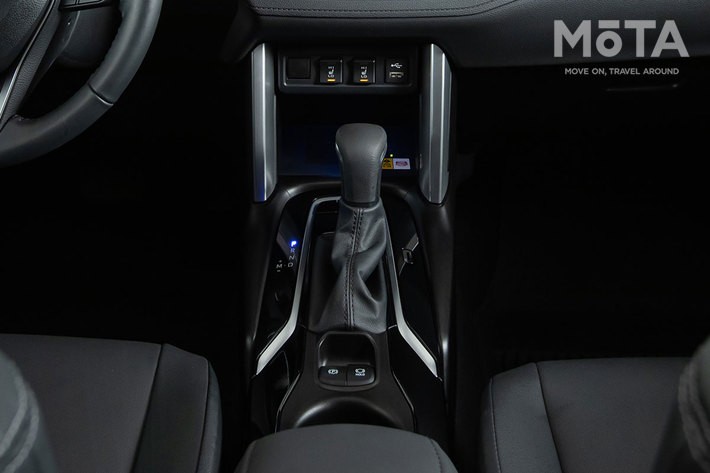 対して北米向けのカローラクロスには電動式パーキングブレーキ(オートホールド機構付)が搭載される