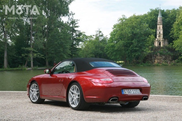 写真は「ポルシェ 911カブリオレ」(997型)