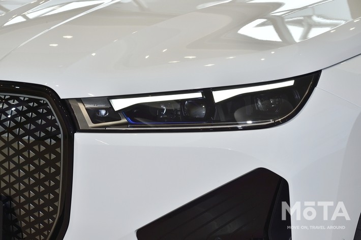 BMWの量産車で最もスリムなデザインとなったヘッドライト