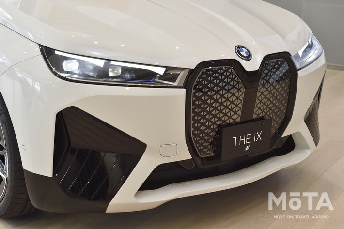 iXではBMWの電気自動車の特徴であった青いラインが控えめになっている