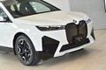 BMW肝いりの新型EV「iX」がお披露目！ 正式発売前に高級感ある内装デザインを写真で紹介