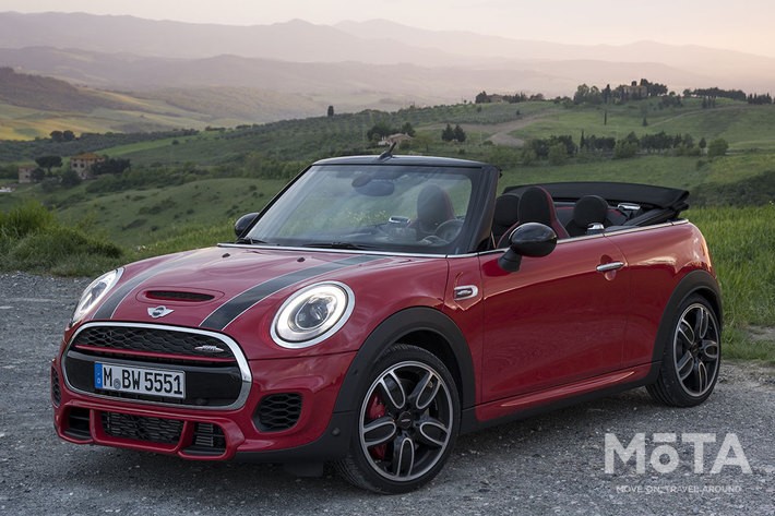 今では希少な4人乗りのオープンカーのCONVERTIBLEにもJCWグレードが用意される