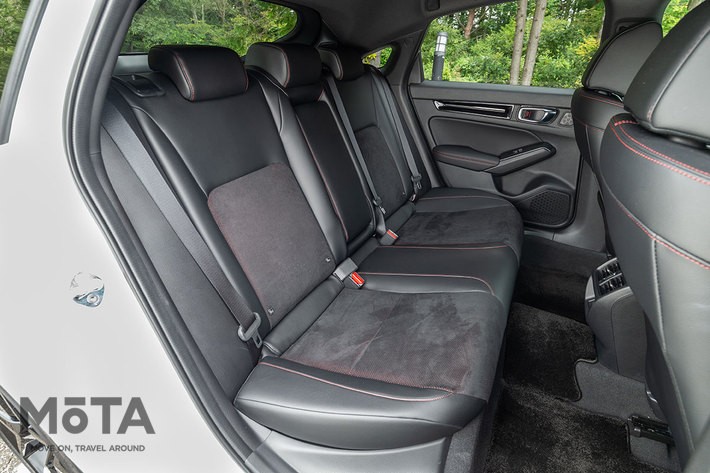 新型シビック EXグレードの後席