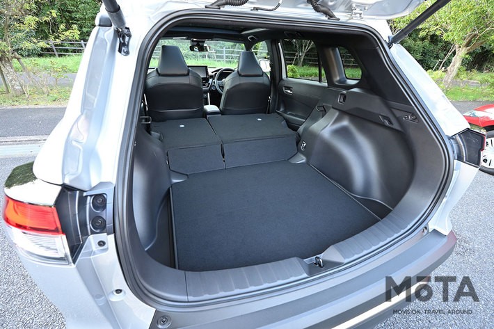 新型カローラクロスで車中泊出来る オプションの 箱 さえ用意すれば 大人2人の就寝も可能だ 話題を先取り 新型車解説21 Mota
