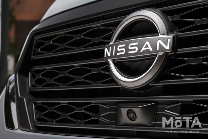 新しい日産ロゴが装着されている