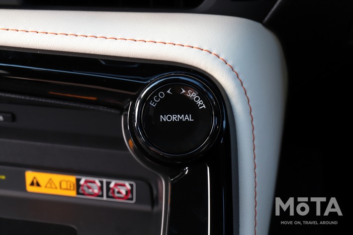 新型NXはインパネに走行モード切り替えスイッチを移動しており、走行中の操作もよりしやすく改良