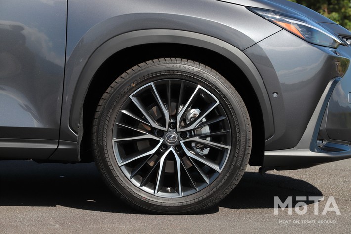 レクサス 新型NX450h＋ “version L”（ボディカラー：ソニッククロム）