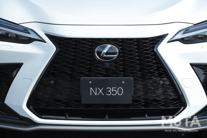 レクサス 新型NX350 “F SPORT”（ボディカラー：ホワイトノーヴァガラスフレーク）