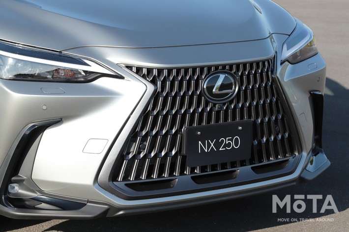 レクサス 新型NX250 （ボディカラー：ソニックチタニウム）