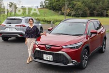 モータージャーナリスト 今井 優杏さんと、トヨタ 新型カローラクロス Z（右：ガソリン・2WD／左：ハイブリッド・2WD）