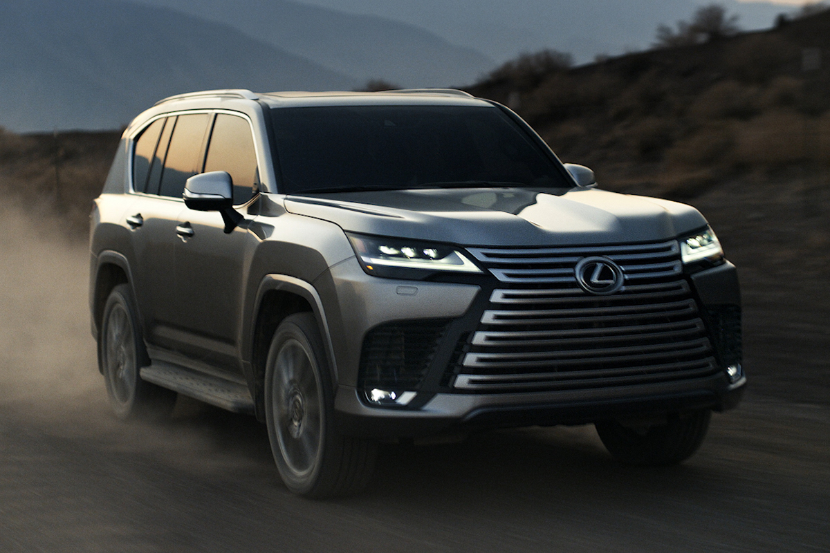 レクサス LX 新旧インパネ比較】運転中に見やすいモニターに注目 