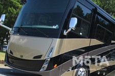 全長9メートル超の最新高級キャンピングカー「TIFFINアレグロブリーズ31BR 2021y」