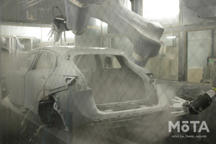 塗料を新開発することでバンパーとボディの一括塗装を可能に!