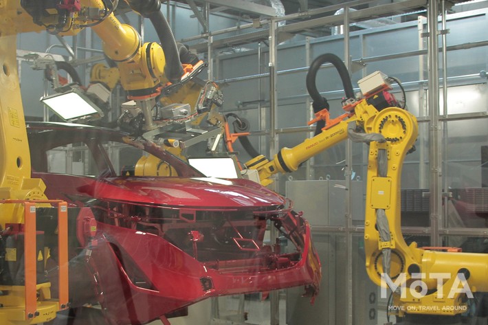 アームに取り付けられたライトをボディに照し、キズなどを確認する。その速度は人間では真似できないほどで、これにより短時間でチェックが可能に,検査結果は従業員の腕に取り付けられたスマホにリアルタイムで送信される。どこにどのようなキズがあるか? などひと目でチェックできるのだ