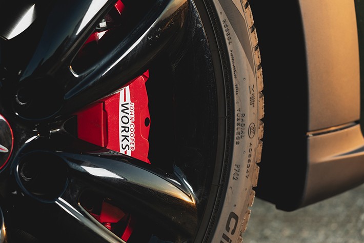 「JOHN COOPER WORKS」のエンブレムがチラリと見える