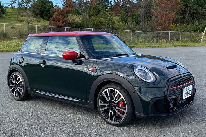 3DoorモデルのJohn Cooper Worksは硬派。そのダイナミックな走りにグイグイと引き込まれる